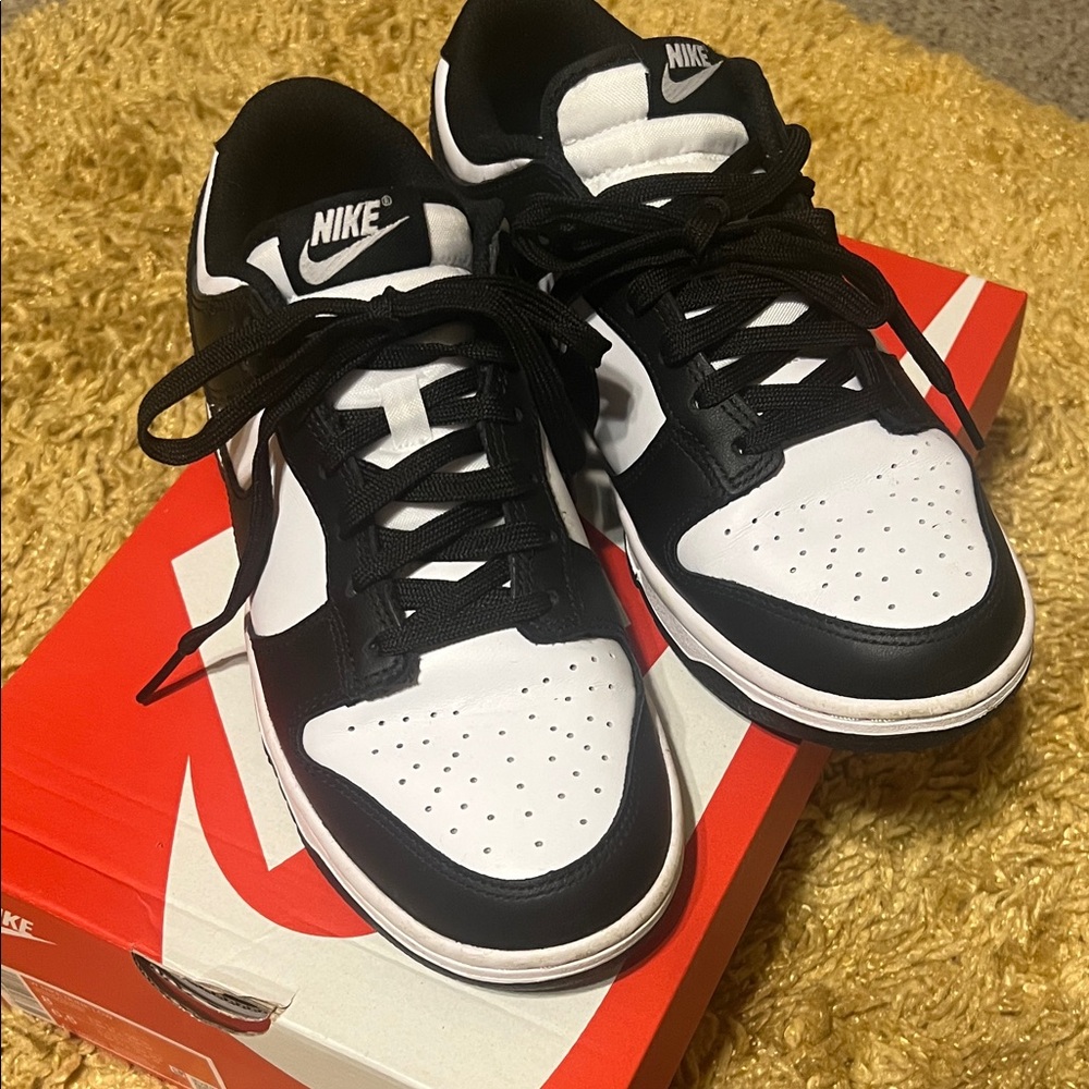 Nike women Black and White Low-Top Sneakers